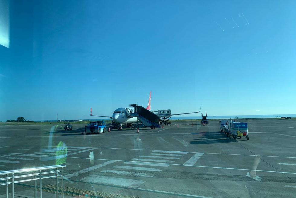 El ingeniero zaragozano Héctor Ochoa ha vuelto este miércoles a su ciudad después de tres meses atrapado por la pandemia en Trebisonda (Turquía). Así ha vivido la "nueva normalidad" en aeropuertos y estaciones de tren.