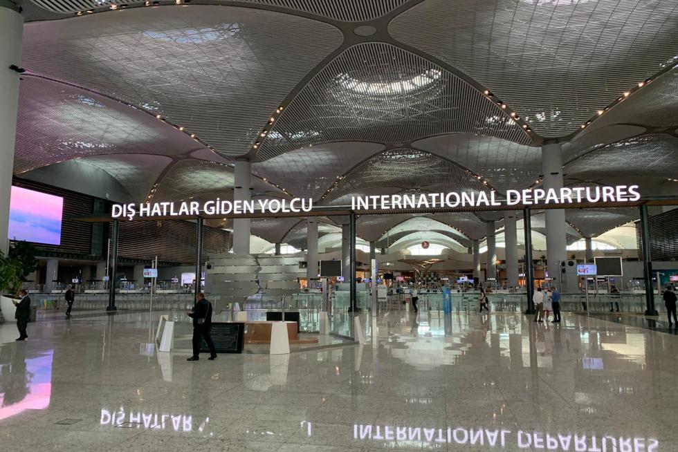 El ingeniero zaragozano Héctor Ochoa ha vuelto este miércoles a su ciudad después de tres meses atrapado por la pandemia en Trebisonda (Turquía). Así ha vivido la "nueva normalidad" en aeropuertos y estaciones de tren.