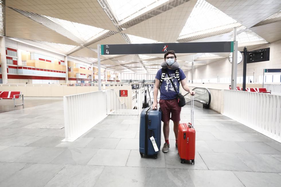 El ingeniero zaragozano Héctor Ochoa ha vuelto este miércoles a su ciudad después de tres meses atrapado por la pandemia en Trebisonda (Turquía). Así ha vivido la "nueva normalidad" en el aeropuerto de Barcelona.