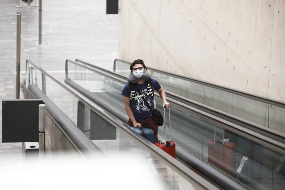 El ingeniero zaragozano Héctor Ochoa ha vuelto este miércoles a su ciudad después de tres meses atrapado por la pandemia en Trebisonda (Turquía). Así ha vivido la "nueva normalidad" en el aeropuerto de Barcelona.
