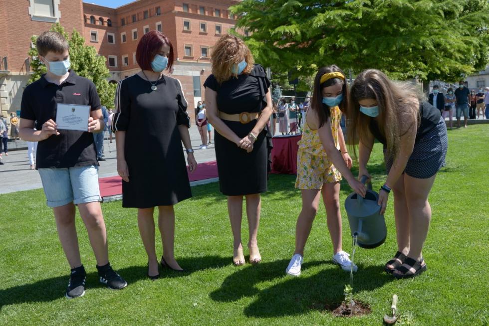 Jóvenes de Teruel plantan una carrasca en el parque de la Glorieta de Teruel junto a la alcaldesa, Emma Buj, y la consejera de Presidencia, Mayte Pérez
