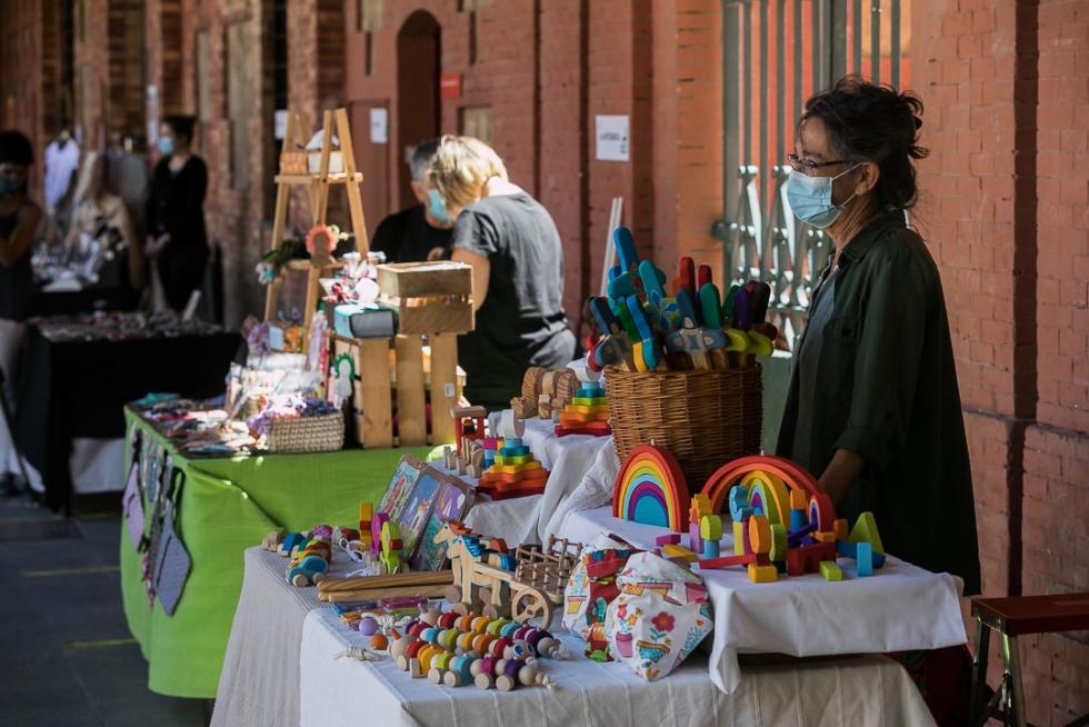 Feria de artesanía en el Matadero de Zaragoza.