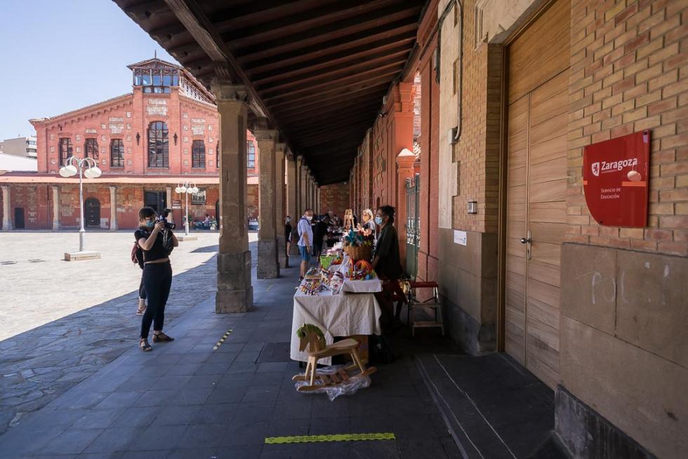 Feria de artesanía en el Matadero de Zaragoza.