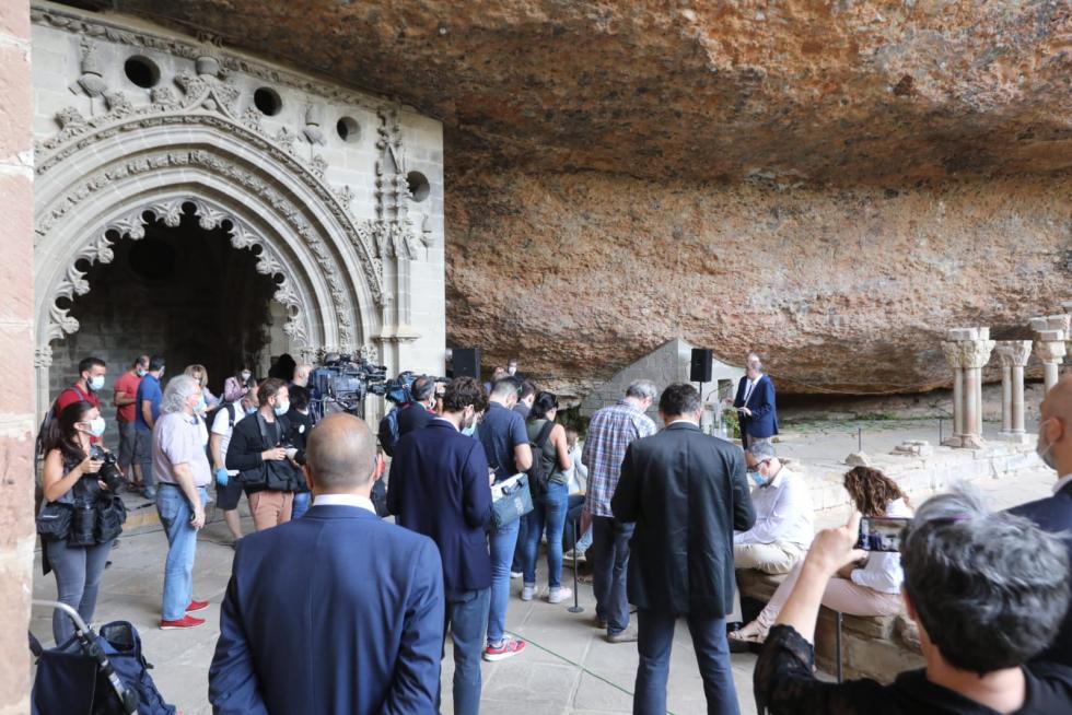 Don Felipe y doña Letizia han llegado a la cuna del Reino de Aragón a las 11.00, acompañados entre otras muchas autoridades, del presidente aragonés Javier Lambán y del ministro de Cultura, José Manuel Rodríguez Uribes.