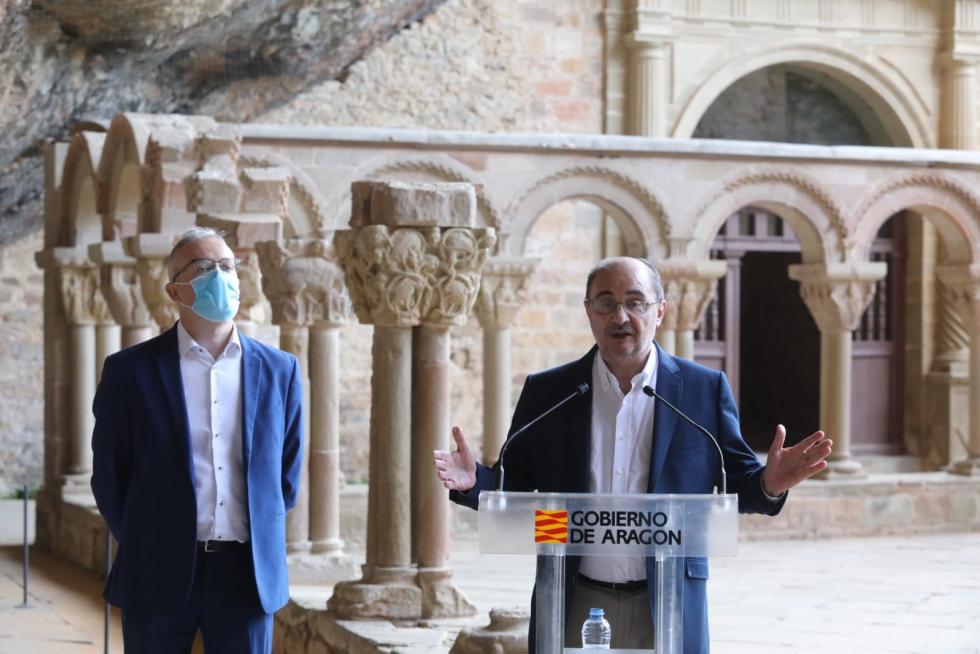 Don Felipe y doña Letizia han llegado a la cuna del Reino de Aragón a las 11.00, acompañados entre otras muchas autoridades, del presidente aragonés Javier Lambán y del ministro de Cultura, José Manuel Rodríguez Uribes.