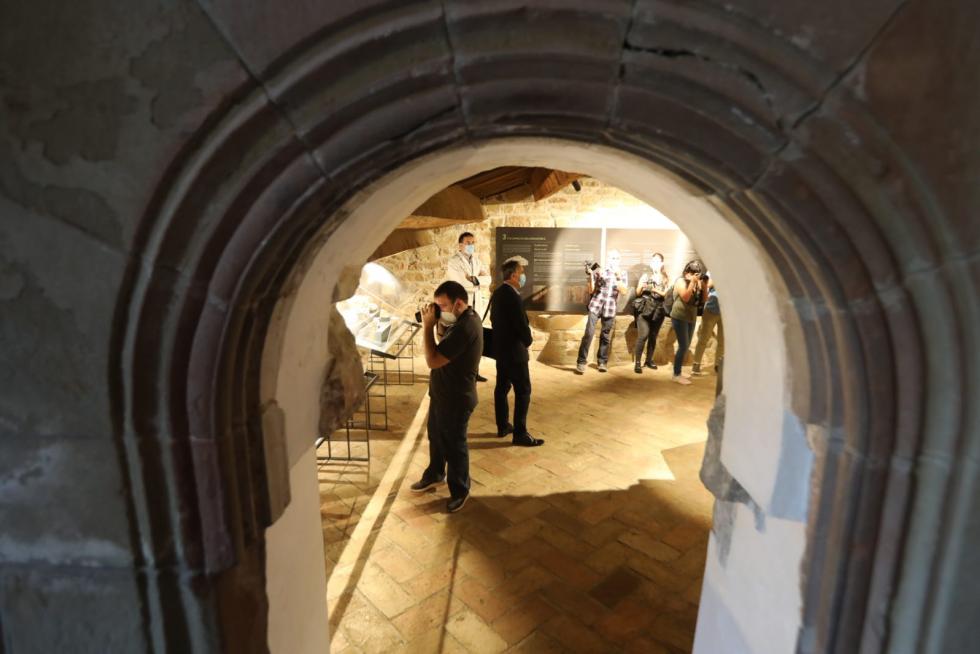 Don Felipe y doña Letizia han llegado a la cuna del Reino de Aragón a las 11.00, acompañados entre otras muchas autoridades, del presidente aragonés Javier Lambán y del ministro de Cultura, José Manuel Rodríguez Uribes.