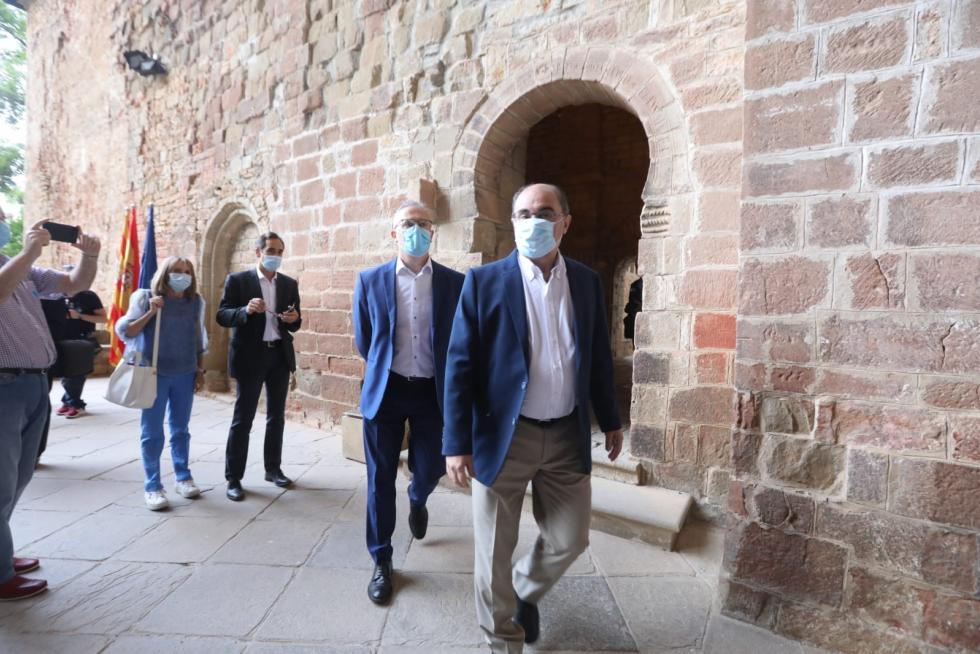 Don Felipe y doña Letizia han llegado a la cuna del Reino de Aragón a las 11.00, acompañados entre otras muchas autoridades, del presidente aragonés Javier Lambán y del ministro de Cultura, José Manuel Rodríguez Uribes.