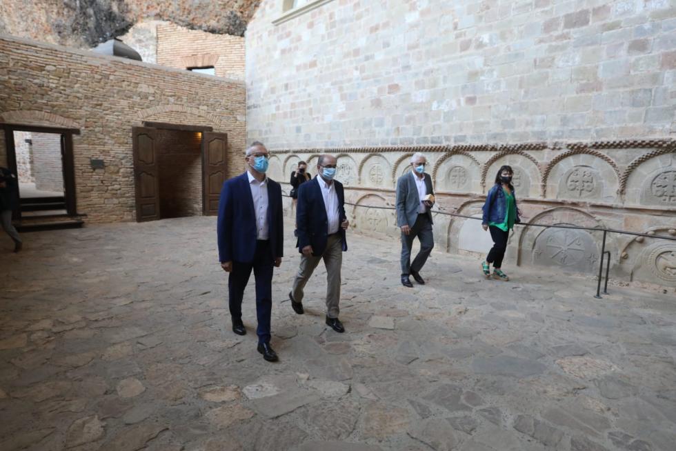 Don Felipe y doña Letizia han llegado a la cuna del Reino de Aragón a las 11.00, acompañados entre otras muchas autoridades, del presidente aragonés Javier Lambán y del ministro de Cultura, José Manuel Rodríguez Uribes.