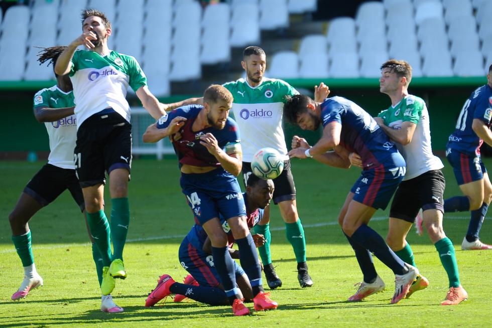 Partido del Racing de Santander contra la SD Huesca, en El Sardinero.