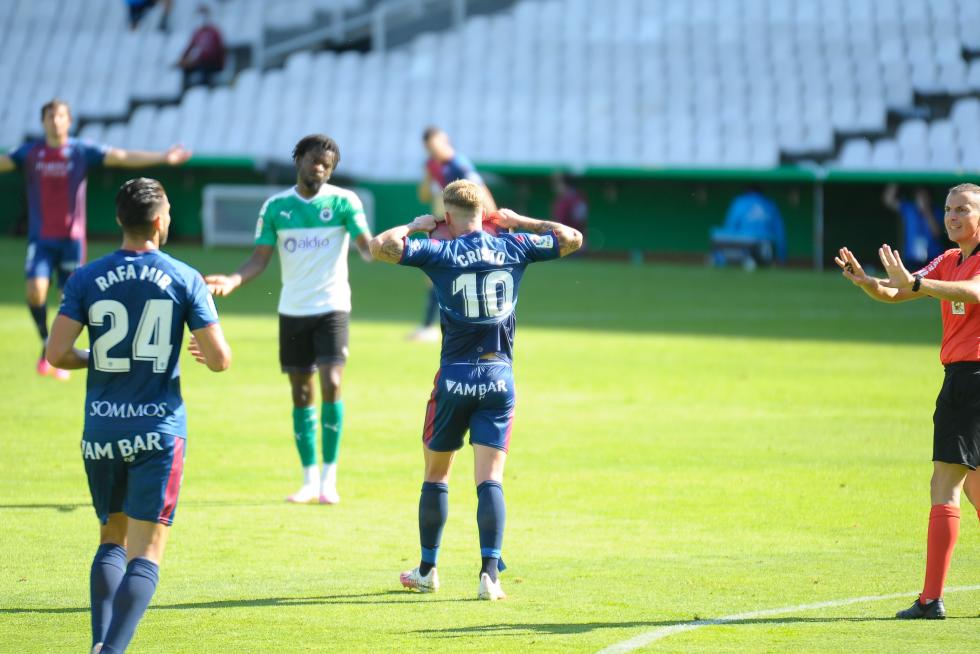 Partido del Racing de Santander contra la SD Huesca, en El Sardinero.