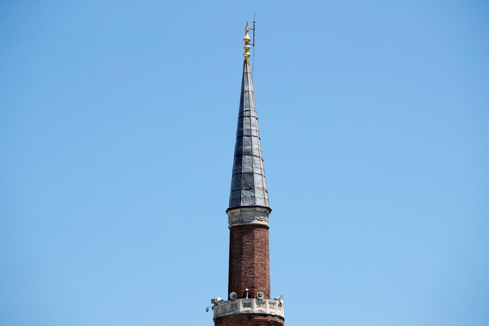 La antigua basílica de Santa Sofía, en Estambul, ha acogido este viernes su primer rezo musulmán, con el presidente turco, Recep Tayyip Erdogan, como destacado asistente, tras su reconversión en mezquita, un movimiento que ha suscitado numerosas críticas a nivel internacional.