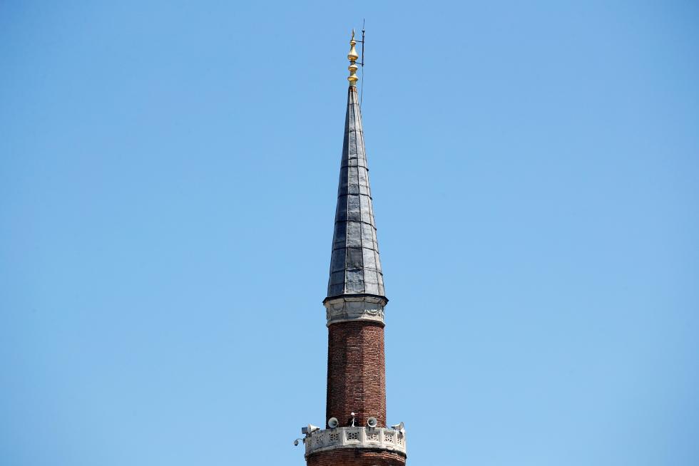 La antigua basílica de Santa Sofía, en Estambul, ha acogido este viernes su primer rezo musulmán, con el presidente turco, Recep Tayyip Erdogan, como destacado asistente, tras su reconversión en mezquita, un movimiento que ha suscitado numerosas críticas a nivel internacional.