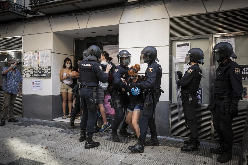 Se han vivido momentos de tensión durante el desalojo de los okupas