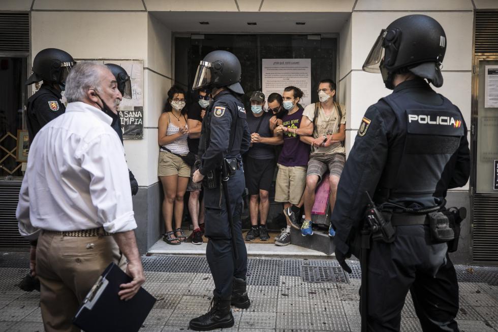Se han vivido momentos de tensión durante el desalojo de los okupas
