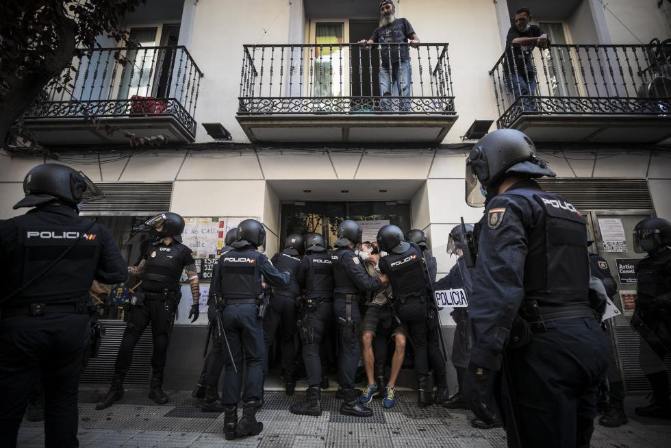 Se han vivido momentos de tensión durante el desalojo de los okupas