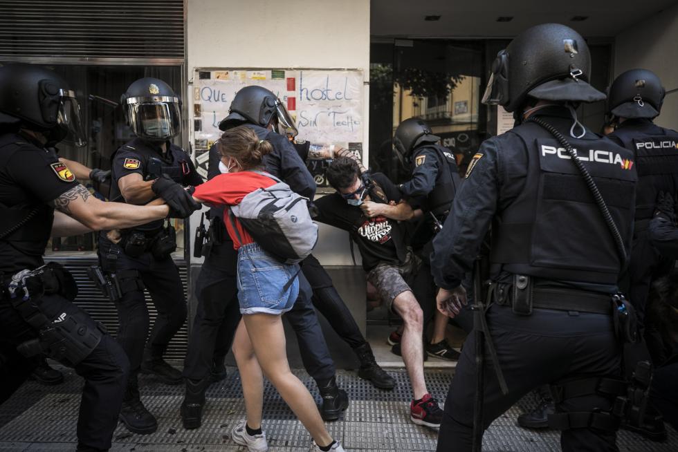 Se han vivido momentos de tensión durante el desalojo de los okupas