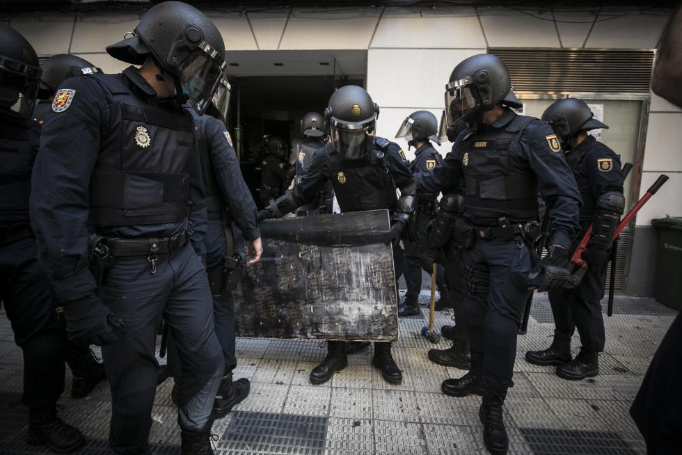 Se han vivido momentos de tensión durante el desalojo de los okupas