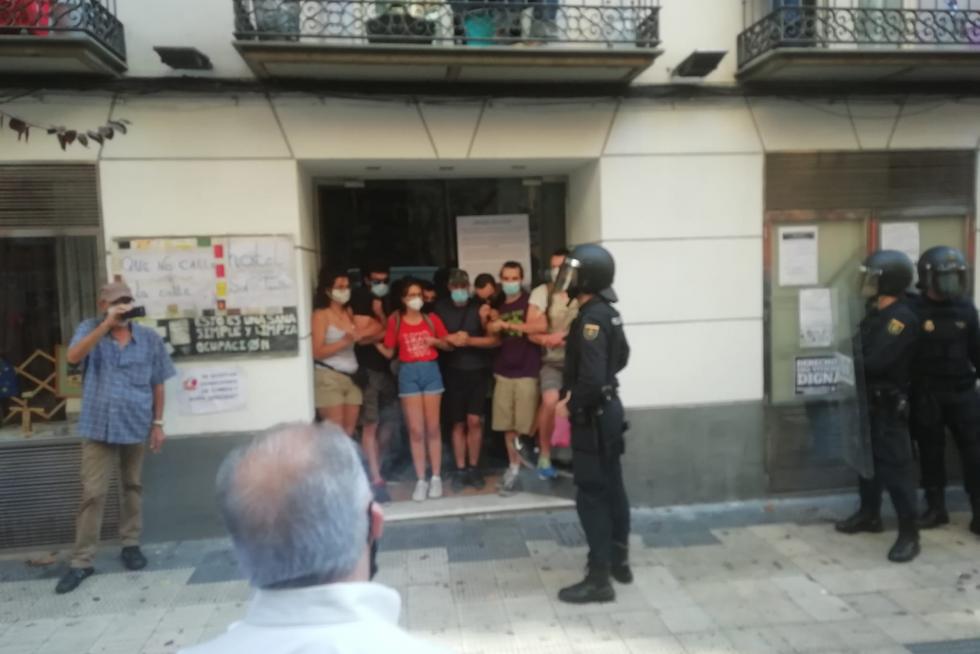 Momentos tensos en el desalojo de los okupas