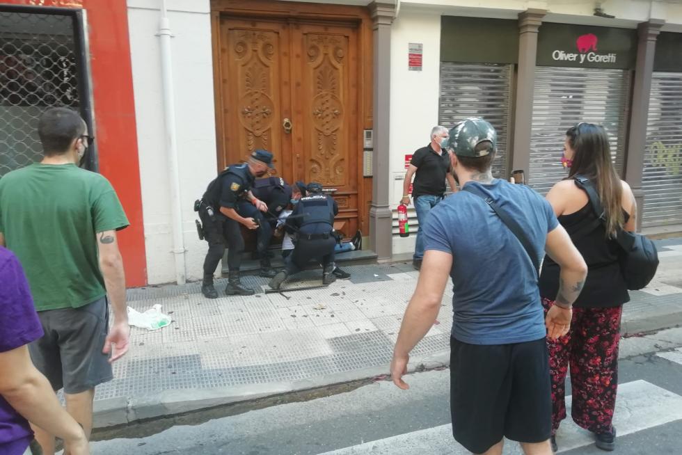 Momento en el que la Policía Nacional reduce a uno de los okupas