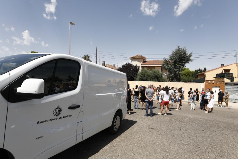 Unos 150 vecinos de Cadrete se han concentrado este domingo para protestar por la okupación ilegal que existe en este municipio zaragozano y exigir más medidas de seguridad.