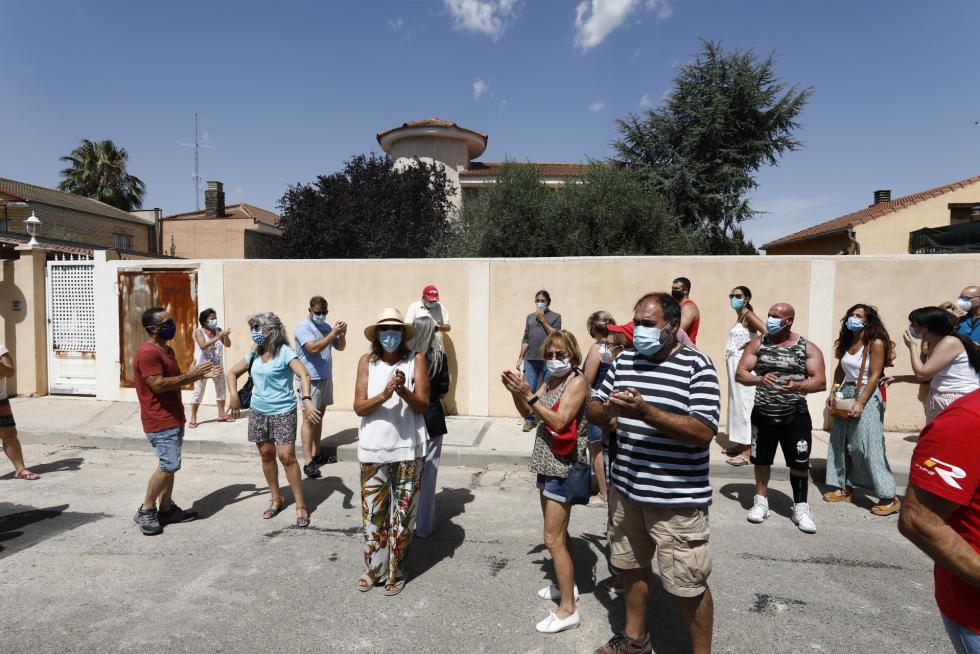 Unos 150 vecinos de Cadrete se han concentrado este domingo para protestar por la okupación ilegal que existe en este municipio zaragozano y exigir más medidas de seguridad.