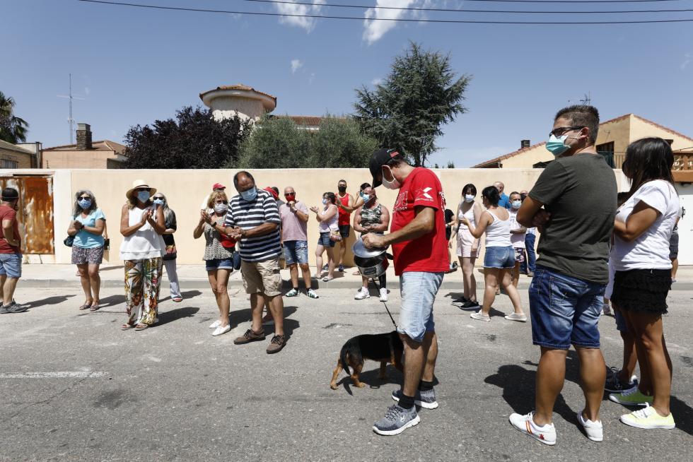 Unos 150 vecinos de Cadrete se han concentrado este domingo para protestar por la okupación ilegal que existe en este municipio zaragozano y exigir más medidas de seguridad.