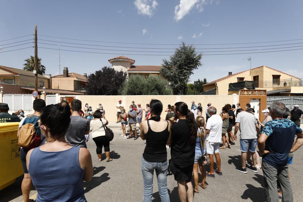Unos 150 vecinos de Cadrete se han concentrado este domingo para protestar por la okupación ilegal que existe en este municipio zaragozano y exigir más medidas de seguridad.