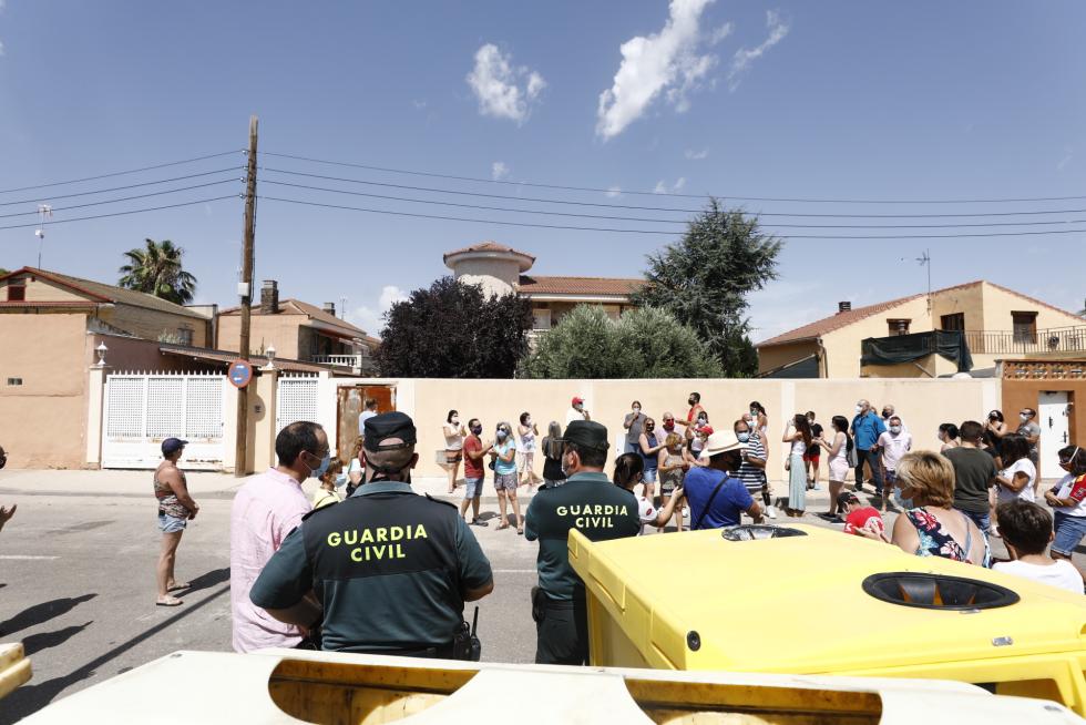 Unos 150 vecinos de Cadrete se han concentrado este domingo para protestar por la okupación ilegal que existe en este municipio zaragozano y exigir más medidas de seguridad.