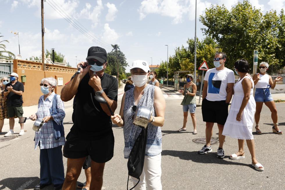 Unos 150 vecinos de Cadrete se han concentrado este domingo para protestar por la okupación ilegal que existe en este municipio zaragozano y exigir más medidas de seguridad.