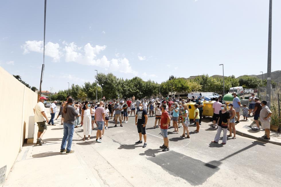 Unos 150 vecinos de Cadrete se han concentrado este domingo para protestar por la okupación ilegal que existe en este municipio zaragozano y exigir más medidas de seguridad.