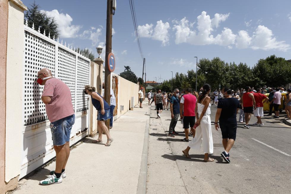 Unos 150 vecinos de Cadrete se han concentrado este domingo para protestar por la okupación ilegal que existe en este municipio zaragozano y exigir más medidas de seguridad.