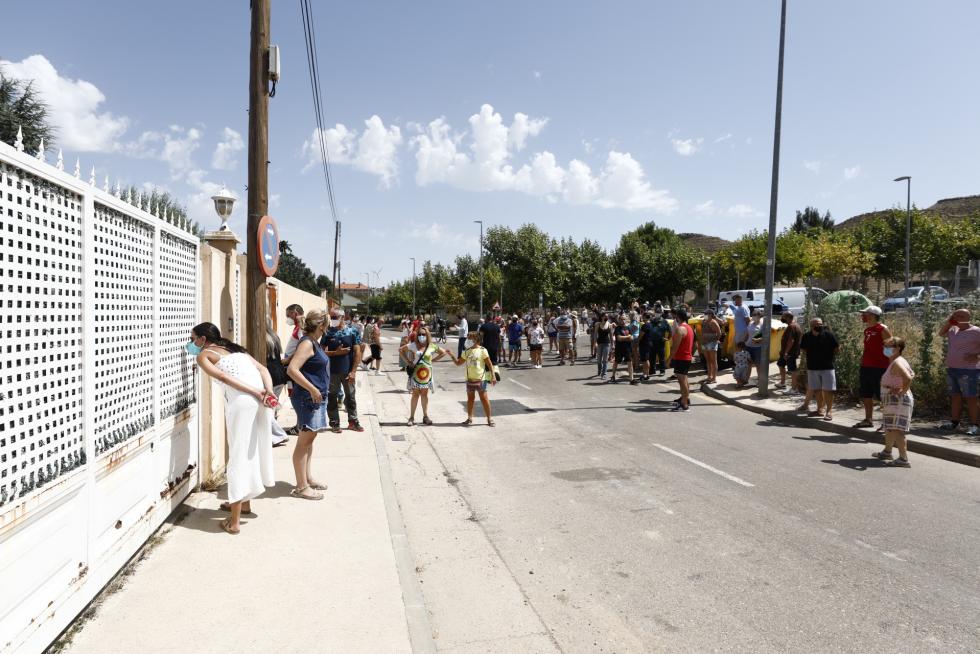 Unos 150 vecinos de Cadrete se han concentrado este domingo para protestar por la okupación ilegal que existe en este municipio zaragozano y exigir más medidas de seguridad.