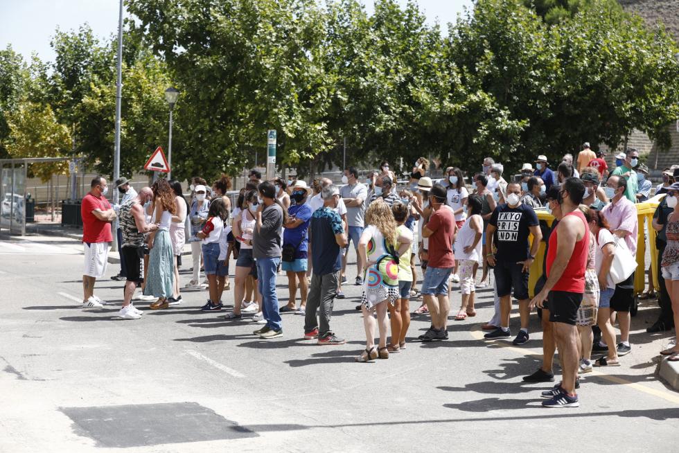 Unos 150 vecinos de Cadrete se han concentrado este domingo para protestar por la okupación ilegal que existe en este municipio zaragozano y exigir más medidas de seguridad.