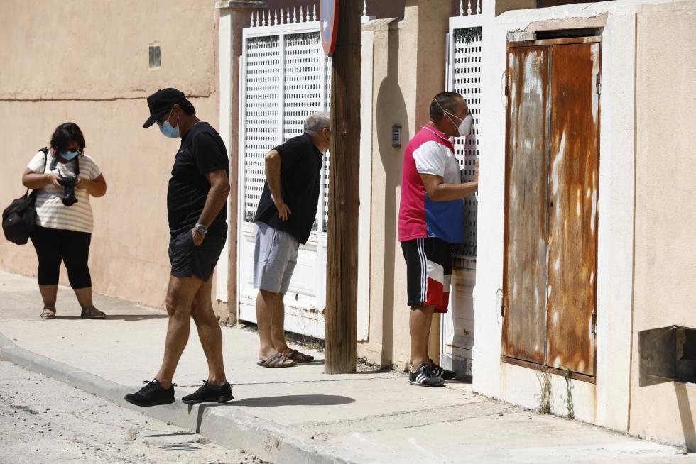 Unos 150 vecinos de Cadrete se han concentrado este domingo para protestar por la okupación ilegal que existe en este municipio zaragozano y exigir más medidas de seguridad.