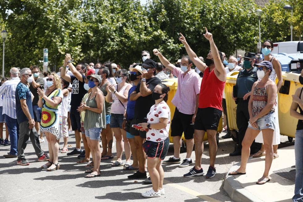Unos 150 vecinos de Cadrete se han concentrado este domingo para protestar por la okupación ilegal que existe en este municipio zaragozano y exigir más medidas de seguridad.