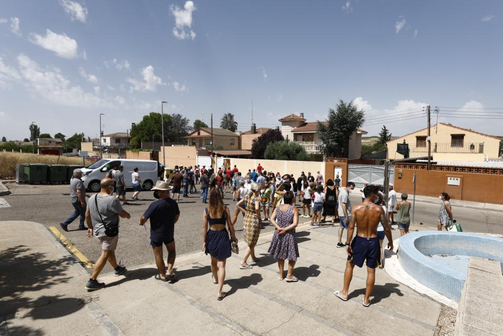 Unos 150 vecinos de Cadrete se han concentrado este domingo para protestar por la okupación ilegal que existe en este municipio zaragozano y exigir más medidas de seguridad.