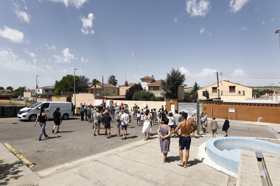 Unos 150 vecinos de Cadrete se han concentrado este domingo para protestar por la okupación ilegal que existe en este municipio zaragozano y exigir más medidas de seguridad.
