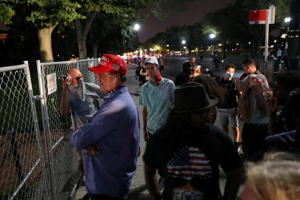 Washington, Dc (United States), 29/08/2020.- Fireworks are seen being lit behind the White House and Washington Monument after US President Donald J. Trump delivered his address during the final night of the Republican National Convention (RNC) in Washington, DC, USA, 27 August 2020. The RNC culminated with US President Donald J. Trump delivering a speech accepting the Republican nomination for President on the South Lawn of the White House. (Incendio, Estados Unidos) EFE/EPA/MICHAEL REYNOLDS Fireworks following Republican National Convention in Washington, DC