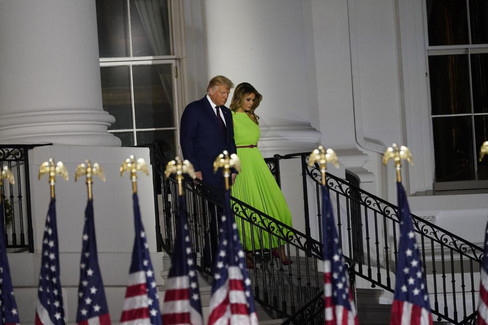 Washington (United States), 27/08/2020.- US Vice President Mike Pence (R) and US Second Lady Karen Pence arrive before US President Donald J. Trump delivers his acceptance speech on the final night of the Republican National Convention on the South Lawn of the White House in Washington, DC, USA, 27 August 2020. Due to the coronavirus pandemic the Republican Party has moved to a televised format for its convention. (Estados Unidos) EFE/EPA/JIM LO SCALZO Republican National Convention