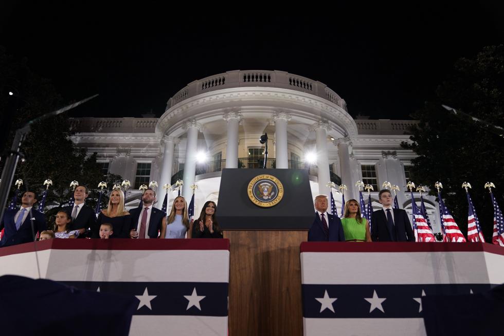 Washington, Dc (United States), 27/08/2020.- US President Donald J. Trump (C) and his wife First Lady Melania (R) are greeted by Advisor to the President Ivanka Trump (L) during the closing night of the Republican National Convention, on the South Lawn of the White House, in Washington, DC, USA, 27 August 2020. Due to the coronavirus pandemic the Republican Party has moved to a televised format for its convention. (Elecciones, Estados Unidos) EFE/EPA/Erin Scott / POOL Republican National Convention closing night