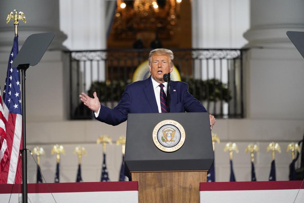 Washington, Dc (United States), 27/08/2020.- US President Donald J. Trump (3-R) stands on stage with his family after formally accepting the 2020 Republican presidential nomination during the closing night of the Republican National Convention, on the South Lawn of the White House, in Washington, DC, USA, 27 August 2020. Due to the coronavirus pandemic the Republican Party has moved to a televised format for its convention. (Elecciones, Estados Unidos) EFE/EPA/Erin Scott / POOL Republican National Convention closing night