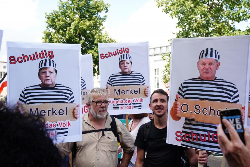 Berlin (Germany), 29/08/2020.- Demonstrators hold pictures of responsible persons in front of Brandenburg Gate, during a protest against coronavirus pandemic regulations in Berlin, Germany, 29 August 2020. The initiative 'Querdenken 711' and an alliance of right wing groups have called to demonstrate against coronavirus regulations like face mask wearing, in Berlin. Meanwhile forbidden, Berlin administrative court and higher administrative court allowed the demonstration to take place under certain requirements. Police announced to stop the demonstration when conditions were not met. (Protestas, Alemania) EFE/EPA/CLEMENS BILAN Demonstration against social and economic measures by Coronavirus pandemic