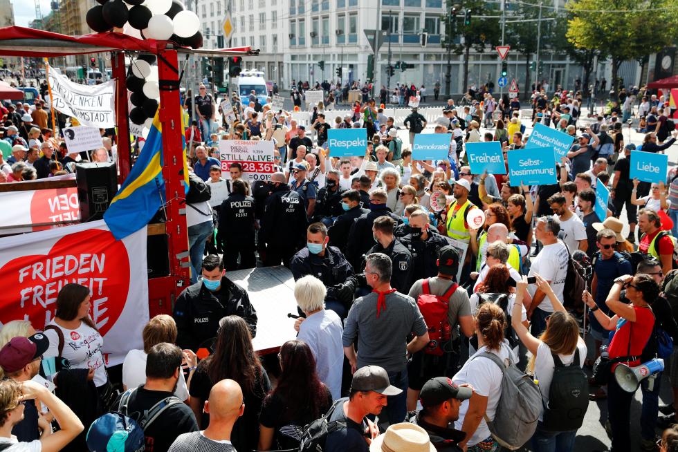 La Policía detiene la manifestación de los negacionistas del coronavirus en Berlín