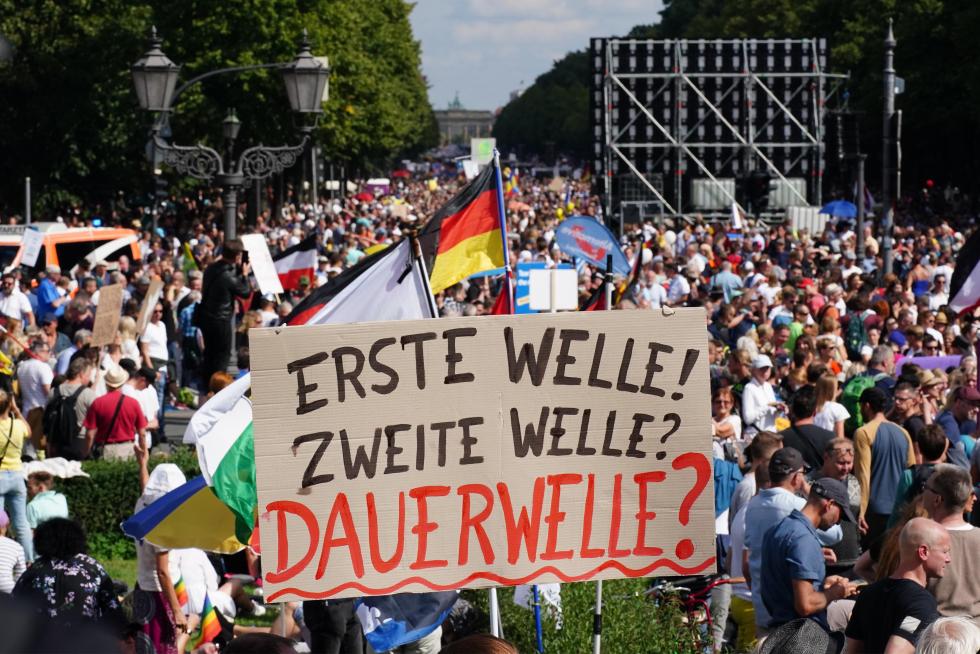 La Policía detiene la manifestación de los negacionistas del coronavirus en Berlín