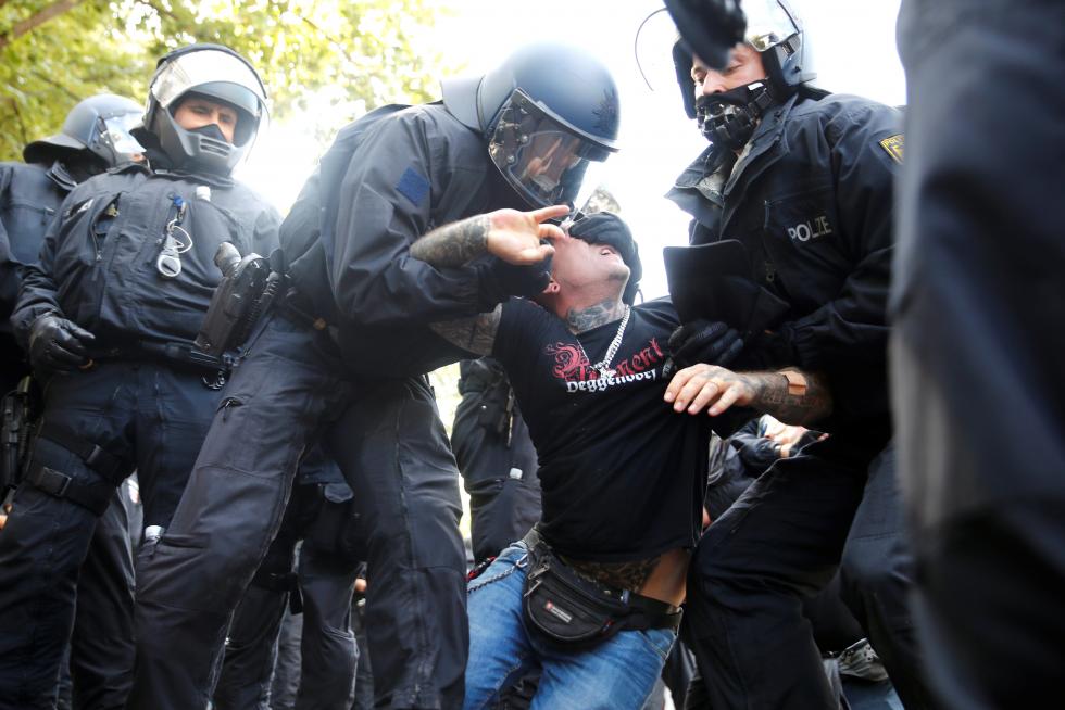 La Policía detiene la manifestación de los negacionistas del coronavirus en Berlín