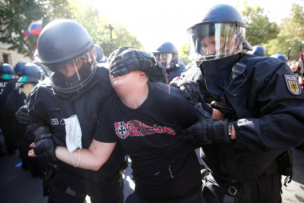 La Policía detiene la manifestación de los negacionistas del coronavirus en Berlín