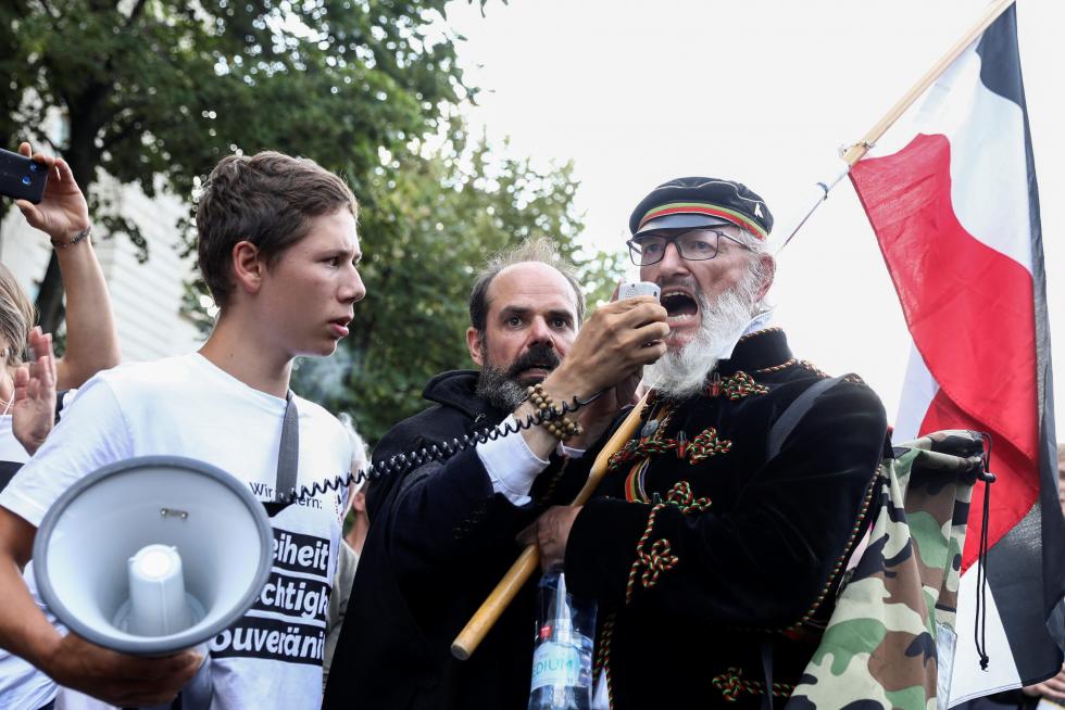 La Policía detiene la manifestación de los negacionistas del coronavirus en Berlín