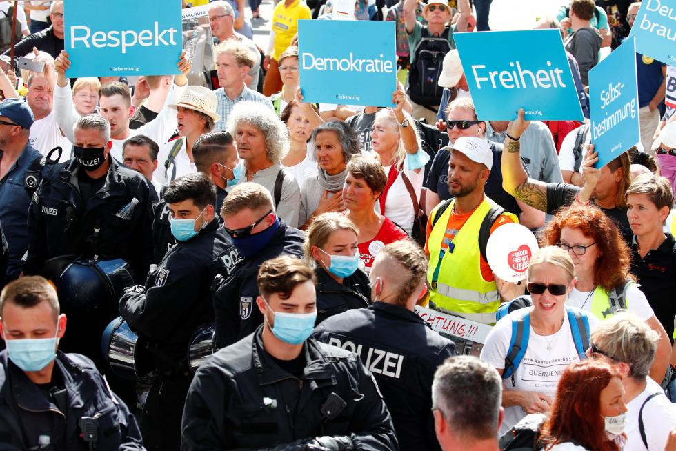 La Policía detiene la manifestación de los negacionistas del coronavirus en Berlín