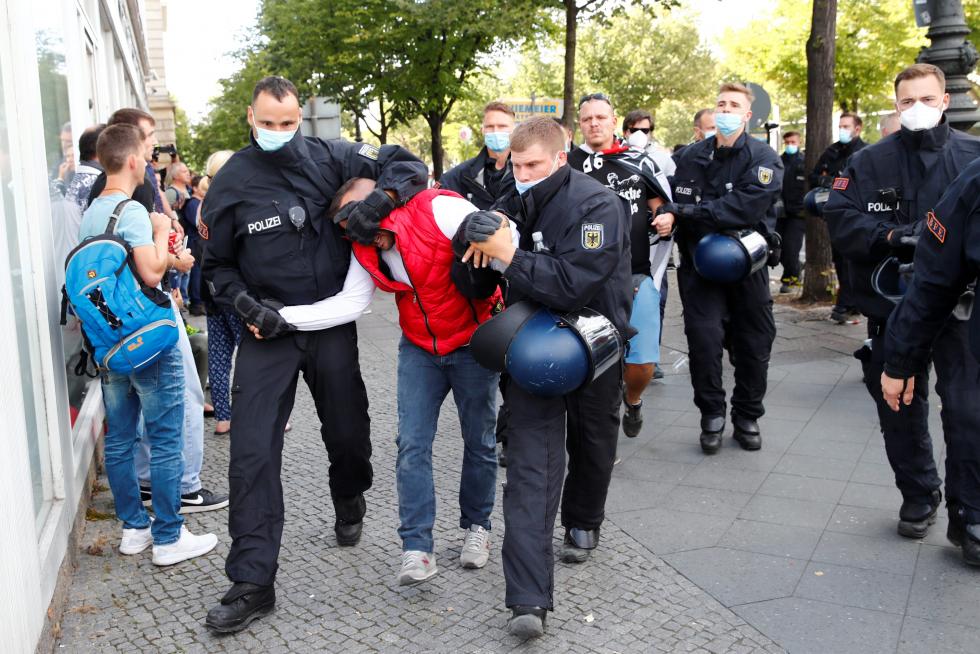 La Policía detiene la manifestación de los negacionistas del coronavirus en Berlín
