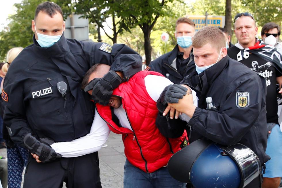 La Policía detiene la manifestación de los negacionistas del coronavirus en Berlín